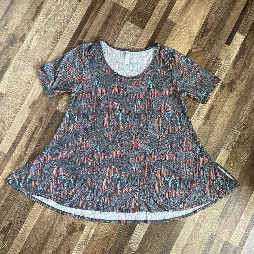 NWOT, Lularoe Gray Abstract Perfect T